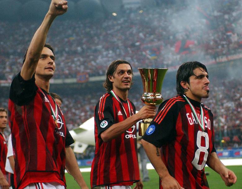 Il Milan vince anche la Coppa Italia: Inzaghi segna nel ritorno a San Siro contro la Roma, qui festeggia con Maldini e Gattuso. Ap